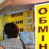 Курс доллара в обменных пунктах Украины снизился на 2 копейки в продаже